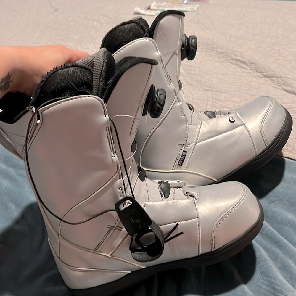 Women’s snowboarding boots -size 6